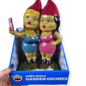Selfie Sisters Garden Gnomes 📸✨